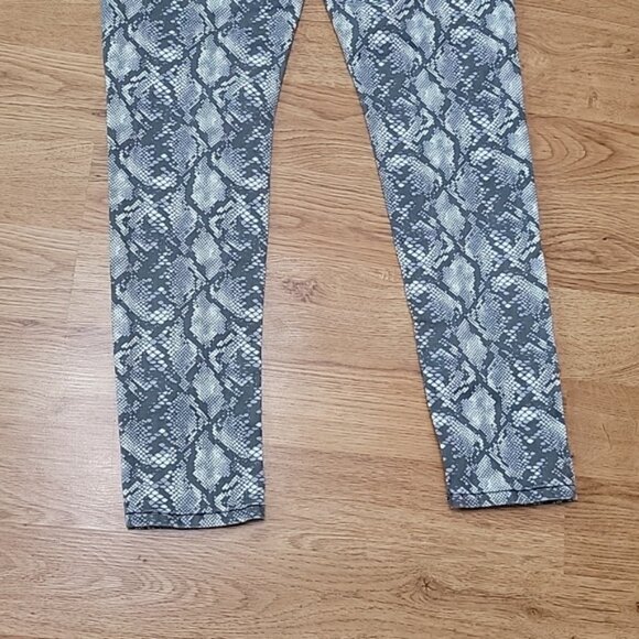 Seven7 Grey White Snakeskin Pattern Tummyless High Rise Skinny  Pants Size 6 - Picture 9 of 9